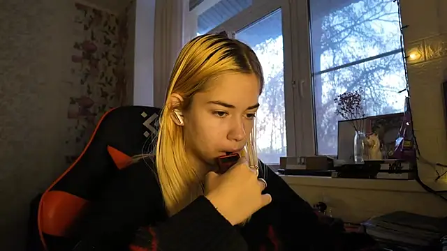 Snapshot of Witching_Moon chatting on December 15, 2025, 5:57 am Witching Moon online show from December 15, 2025, 5:57 am