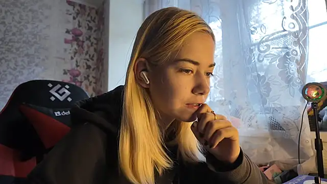 Snapshot of Witching_Moon chatting on October 27, 2025, 7:31 am Witching Moon online show from October 27, 2025, 7:31 am