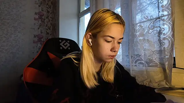 Snapshot of Witching_Moon chatting on November 18, 2025, 7:33 am Witching Moon online show from November 18, 2025, 7:33 am