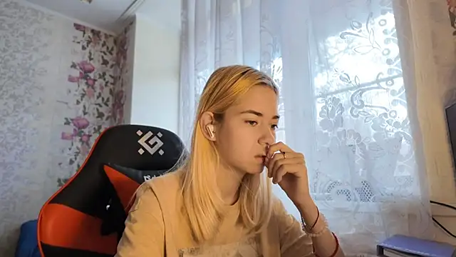 Snapshot of Witching_Moon chatting on November 13, 2025, 7:45 am Witching Moon online show from November 13, 2025, 7:45 am