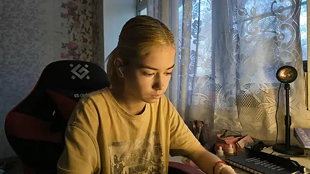 Snapshot of Witching_Moon chatting on October 31, 2025, 7:27 am Witching Moon online show from October 31, 2025, 7:27 am