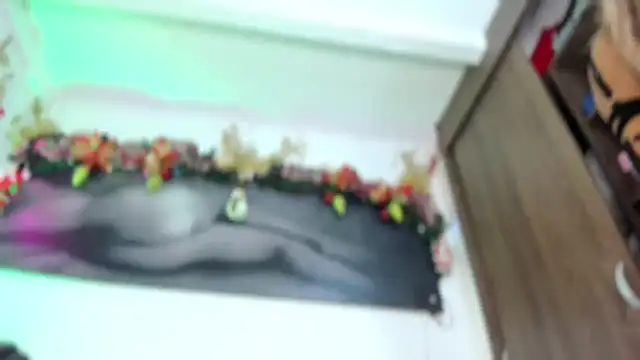 Snapshot of sophie_004 chatting on November 18, 2025, 7:28 pm sophie 004 online show from November 18, 2025, 7:28 pm