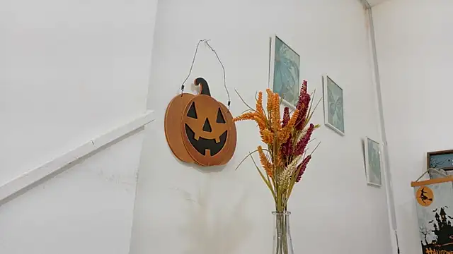 Snapshot of Lizbeth_Rouse chatting on October 31, 2025, 11:29 am Lizbeth Rouse online show from October 31, 2025, 11:29 am