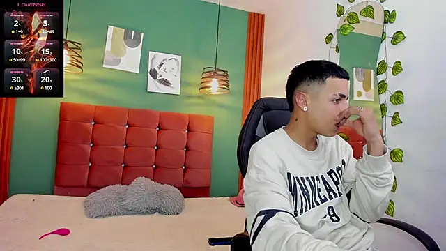 Aisha andy online show from November 14, 2025, 3:43 am