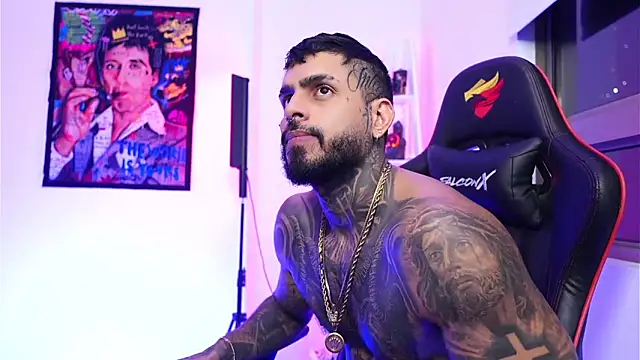 Snapshot of logan_hugh8 chatting on November 12, 2025, 5:00 am logan hugh8 online show from November 12, 2025, 5:00 am