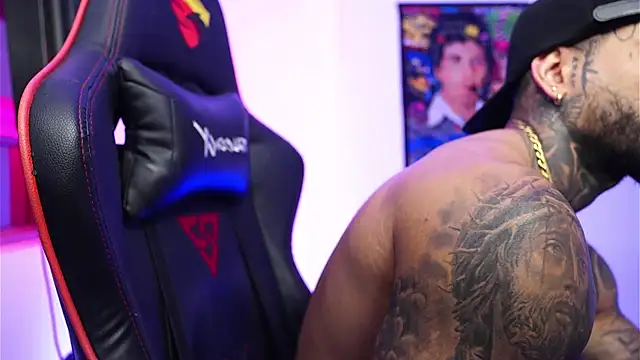 Snapshot of logan_hugh8 chatting on December 16, 2025, 1:10 am logan hugh8 online show from December 16, 2025, 1:10 am