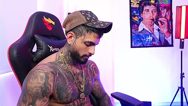 Snapshot of logan_hugh8 chatting on November 17, 2025, 7:29 pm logan hugh8 online show from November 17, 2025, 7:29 pm