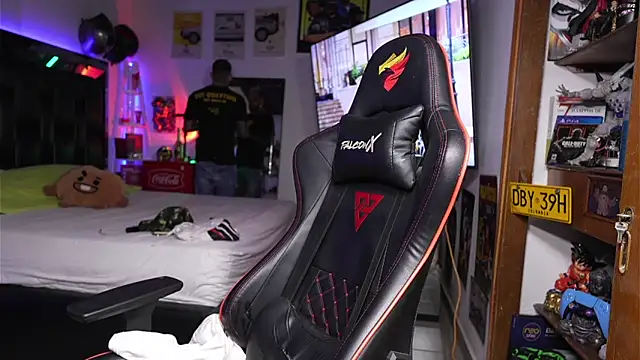 logan hugh8 online show from March 19, 2026, 4:23 am