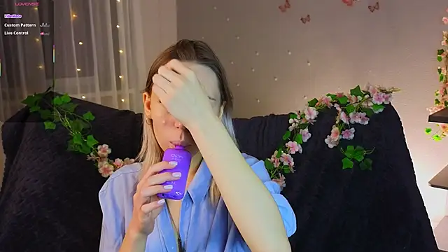 NyxaThorn online show from January 18, 2026, 2:42 pm