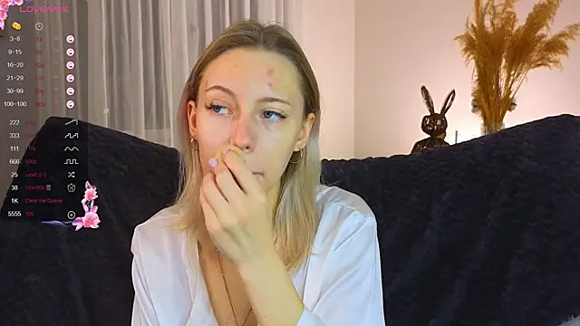 NyxaThorn online show from November 10, 2025, 2:33 pm