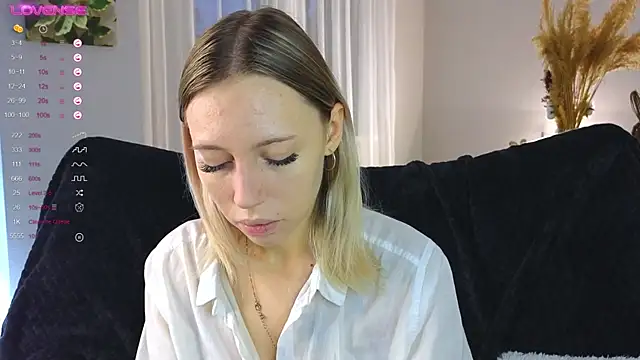 Snapshot of NyxaThorn chatting on October 20, 2025, 2:39 pm NyxaThorn online show from October 20, 2025, 2:39 pm