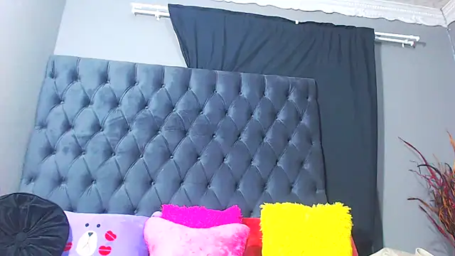 Snapshot of LoloQueen5 chatting on January 5, 2026, 10:35 pm LoloQueen5 online show from January 5, 2026, 10:35 pm