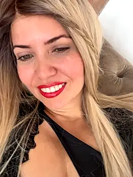 Snapshot of becca_scotts chatting on October 16, 2025, 12:35 pm becca scotts online show from October 16, 2025, 12:35 pm