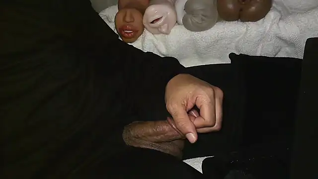 Snapshot of GRiZZLYBONE chatting on February 8, 2026, 7:39 am GRiZZLYBONE online show from February 8, 2026, 7:39 am