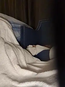 Snapshot of GRiZZLYBONE chatting on December 23, 2025, 8:24 am GRiZZLYBONE online show from December 23, 2025, 8:24 am