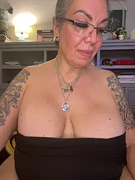 Snapshot of dieseldame1313 chatting on February 20, 2026, 6:19 am dieseldame1313 online show from February 20, 2026, 6:19 am