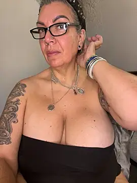 Snapshot of dieseldame1313 chatting on November 24, 2025, 9:42 am dieseldame1313 online show from November 24, 2025, 9:42 am