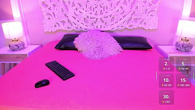 Lola Pierce online show from November 29, 2025, 4:12 am