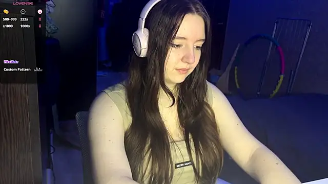 LauretteRagar online show from November 7, 2025, 5:39 pm