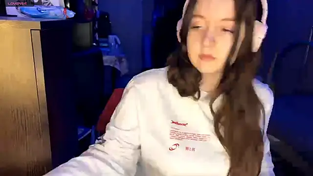 LauretteRagar online show from November 26, 2025, 5:13 pm