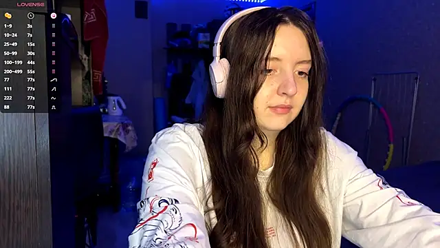 LauretteRagar online show from November 3, 2025, 5:49 pm