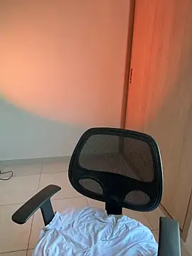 Snapshot of LauraCatalina chatting on November 27, 2025, 11:43 am LauraCatalina online show from November 27, 2025, 11:43 am