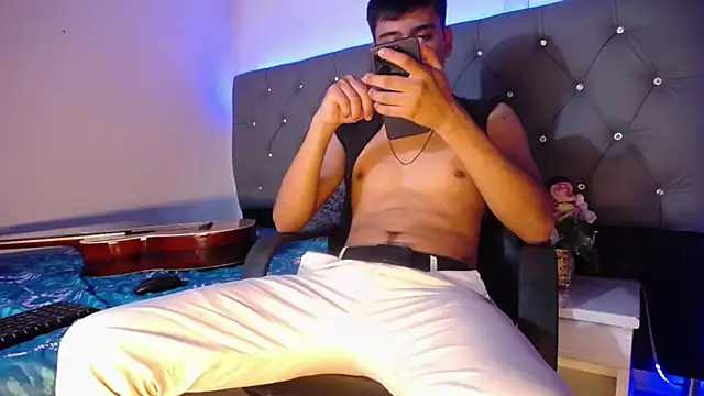 Charlie Cock  online show from November 12, 2025, 4:27 am