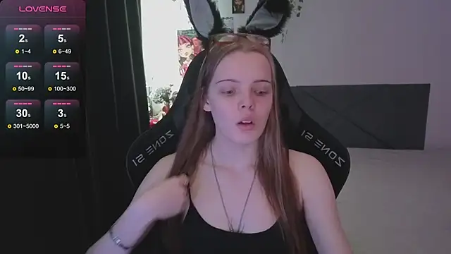 Snapshot of Luna_Navy chatting on October 27, 2025, 9:43 am Luna Navy online show from October 27, 2025, 9:43 am