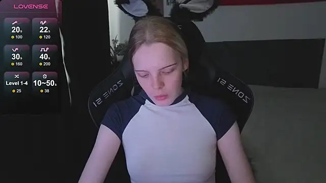 Snapshot of Luna_Navy chatting on November 10, 2025, 9:03 am Luna Navy online show from November 10, 2025, 9:03 am