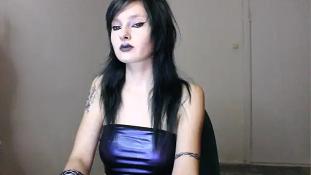 midnightsiren777 online show from November 5, 2025, 2:31 pm