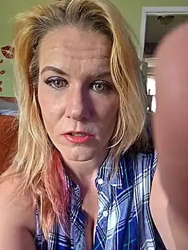 Snapshot of RhondaRump chatting on June 9, 2026, 3:24 pm RhondaRump online show from June 9, 2026, 3:24 pm