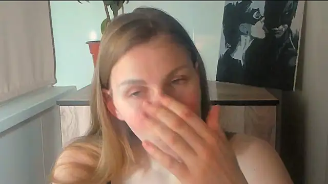 Snapshot of JuliaMuuun chatting on April 12, 2026, 8:34 pm JuliaMuuun online show from April 12, 2026, 8:34 pm