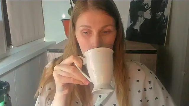 Snapshot of JuliaMuuun chatting on April 6, 2026, 9:16 pm JuliaMuuun online show from April 6, 2026, 9:16 pm