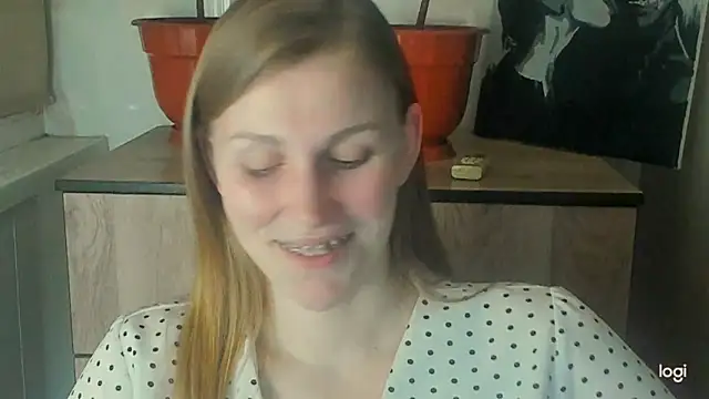 JuliaMuuun online show from May 14, 2026, 9:23 pm