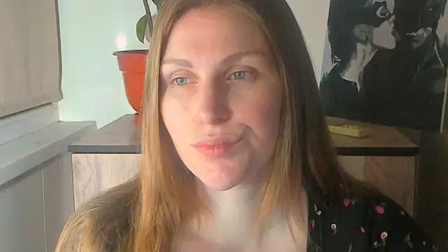 Snapshot of JuliaMuuun chatting on April 10, 2026, 8:38 pm JuliaMuuun online show from April 10, 2026, 8:38 pm