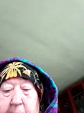 CrystalLime6411 online show from December 22, 2025, 11:43 am