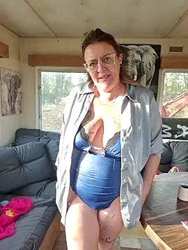 Snapshot of Misspapillon1840 chatting on November 5, 2025, 8:17 am Misspapillon1840 online show from November 5, 2025, 8:17 am