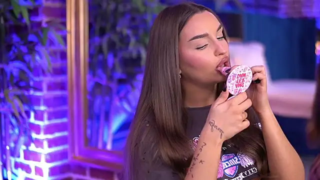 Snapshot of MillaSerene chatting on November 28, 2025, 7:19 am MillaSerene online show from November 28, 2025, 7:19 am