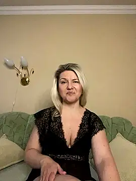 AliceSwan4011 online show from January 18, 2026, 2:31 pm