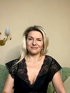 Snapshot of AliceSwan4011 chatting on November 3, 2025, 4:21 pm AliceSwan4011 online show from November 3, 2025, 4:21 pm