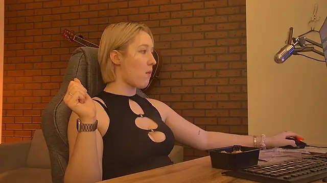 Snapshot of CinBellamy chatting on February 15, 2026, 4:46 am CinBellamy online show from February 15, 2026, 4:46 am