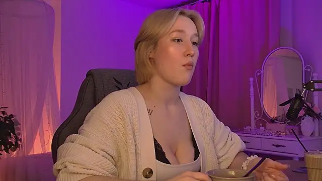 Snapshot of CinBellamy chatting on February 22, 2026, 4:15 am CinBellamy online show from February 22, 2026, 4:15 am