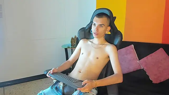 RowanCley online show from November 8, 2025, 12:42 pm