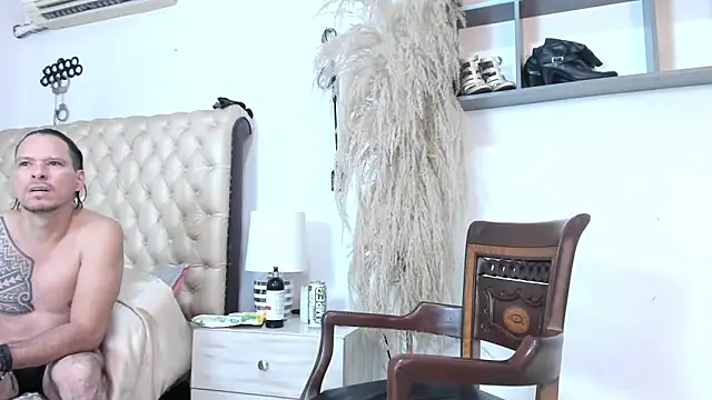 Snapshot of RocoAndHisGirls chatting on November 7, 2025, 9:52 pm RocoAndHisGirls online show from November 7, 2025, 9:52 pm