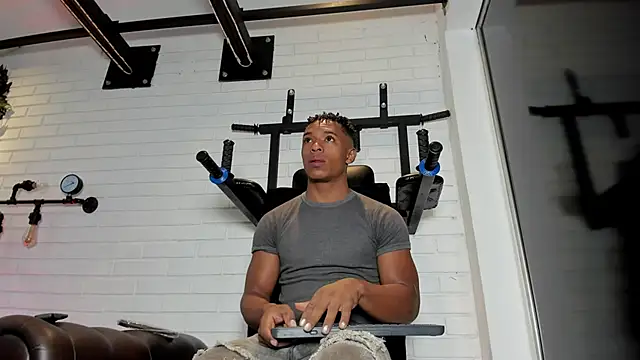 Snapshot of ItaloMoore chatting on October 17, 2025, 11:34 am ItaloMoore online show from October 17, 2025, 11:34 am