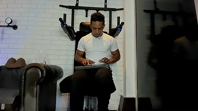 Snapshot of ItaloMoore chatting on October 9, 2025, 11:22 am ItaloMoore online show from October 9, 2025, 11:22 am