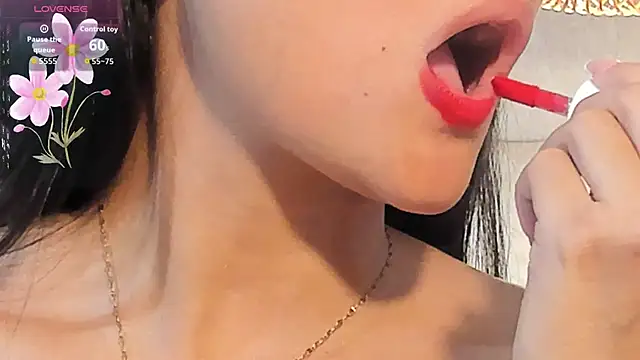 Snapshot of VioletHilton chatting on October 15, 2025, 7:11 pm VioletHilton online show from October 15, 2025, 7:11 pm