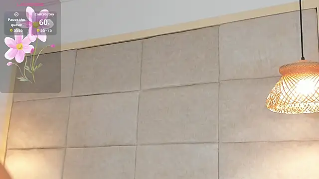 Snapshot of VioletHilton chatting on September 17, 2025, 7:49 pm VioletHilton online show from September 17, 2025, 7:49 pm