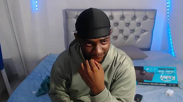 Snapshot of eebony_stallion chatting on November 28, 2025, 6:19 pm eebony stallion online show from November 28, 2025, 6:19 pm