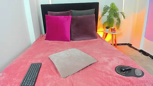 LunaVelvet777 online show from October 28, 2025, 3:33 pm